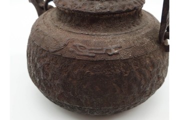 戦前　当時物　獣口と饕餮紋が目を引く鉄瓶　※水漏れあり　(R-090987)
