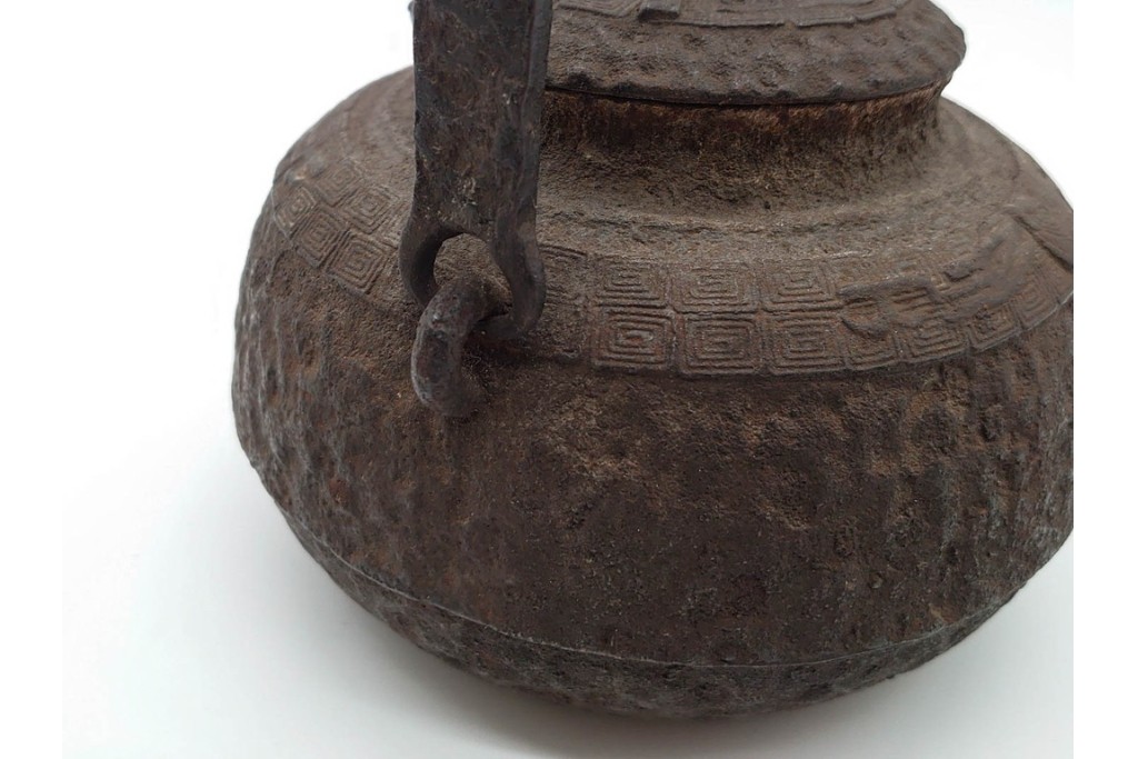 戦前　当時物　獣口と饕餮紋が目を引く鉄瓶　※水漏れあり　(R-090987)