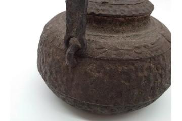戦前　当時物　獣口と饕餮紋が目を引く鉄瓶　※水漏れあり　(R-090987)