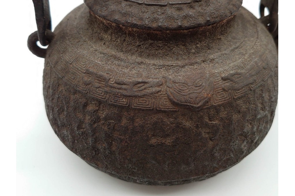 戦前　当時物　獣口と饕餮紋が目を引く鉄瓶　※水漏れあり　(R-090987)