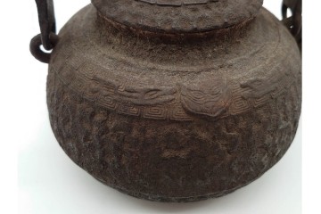 戦前　当時物　獣口と饕餮紋が目を引く鉄瓶　※水漏れあり　(R-090987)
