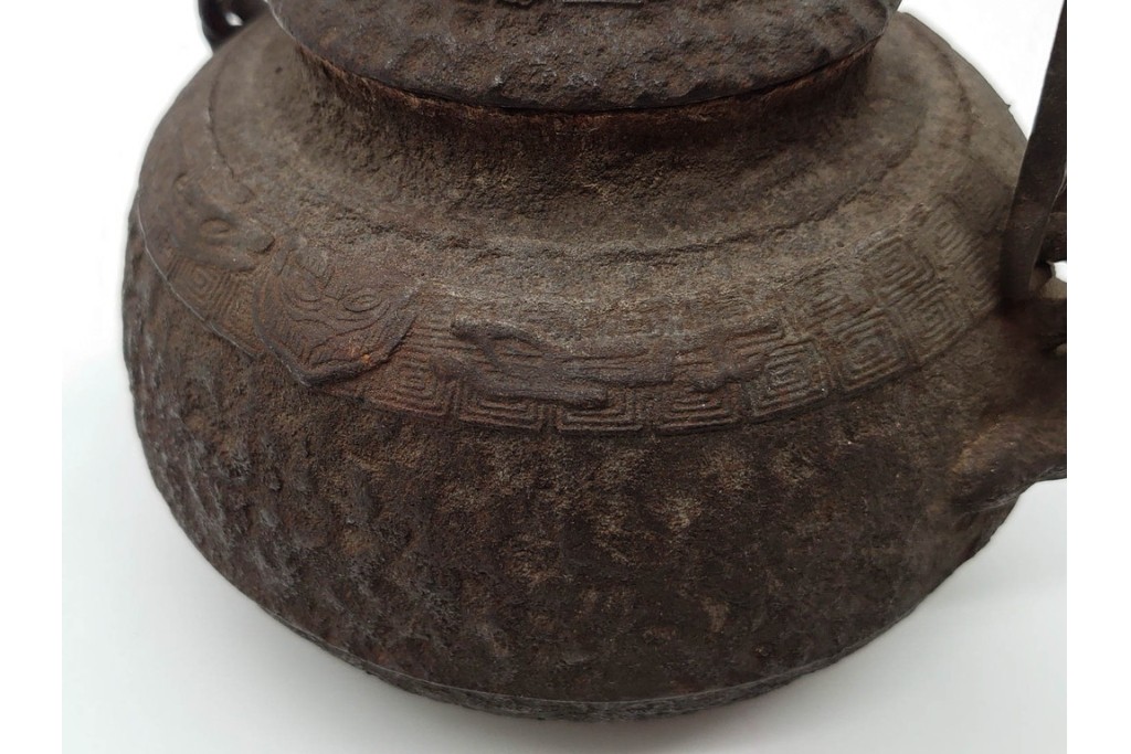 戦前　当時物　獣口と饕餮紋が目を引く鉄瓶　※水漏れあり　(R-090987)