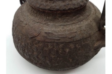 戦前　当時物　獣口と饕餮紋が目を引く鉄瓶　※水漏れあり　(R-090987)