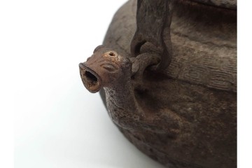 戦前　当時物　獣口と饕餮紋が目を引く鉄瓶　※水漏れあり　(R-090987)