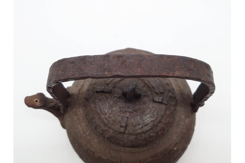 戦前　当時物　獣口と饕餮紋が目を引く鉄瓶　※水漏れあり　(R-090987)