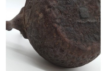 戦前　当時物　獣口と饕餮紋が目を引く鉄瓶　※水漏れあり　(R-090987)