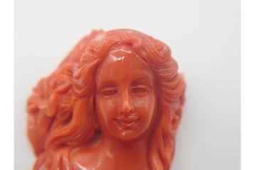 珊瑚彫刻　アクセサリーパーツ　花と女性像を立体的に彫り上げたカメオ　(R-090992)