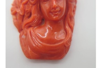 珊瑚彫刻　アクセサリーパーツ　花と女性像を立体的に彫り上げたカメオ　(R-090992)