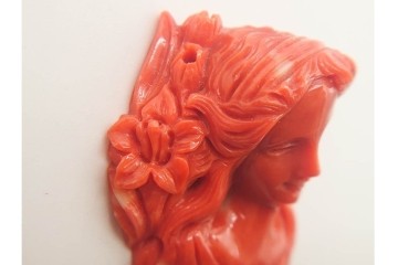 珊瑚彫刻　アクセサリーパーツ　花と女性像を立体的に彫り上げたカメオ　(R-090992)