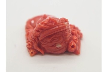 珊瑚彫刻　アクセサリーパーツ　花と女性像を立体的に彫り上げたカメオ　(R-090992)