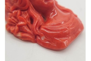 珊瑚彫刻　アクセサリーパーツ　花と女性像を立体的に彫り上げたカメオ　(R-090992)