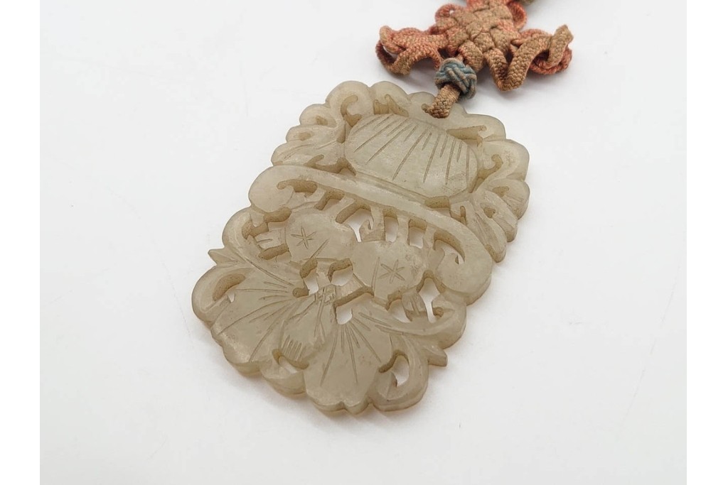 中国　古玩　花や龍といった繊細な彫刻が施された玉佩など古玉7点セット　(R-090995)