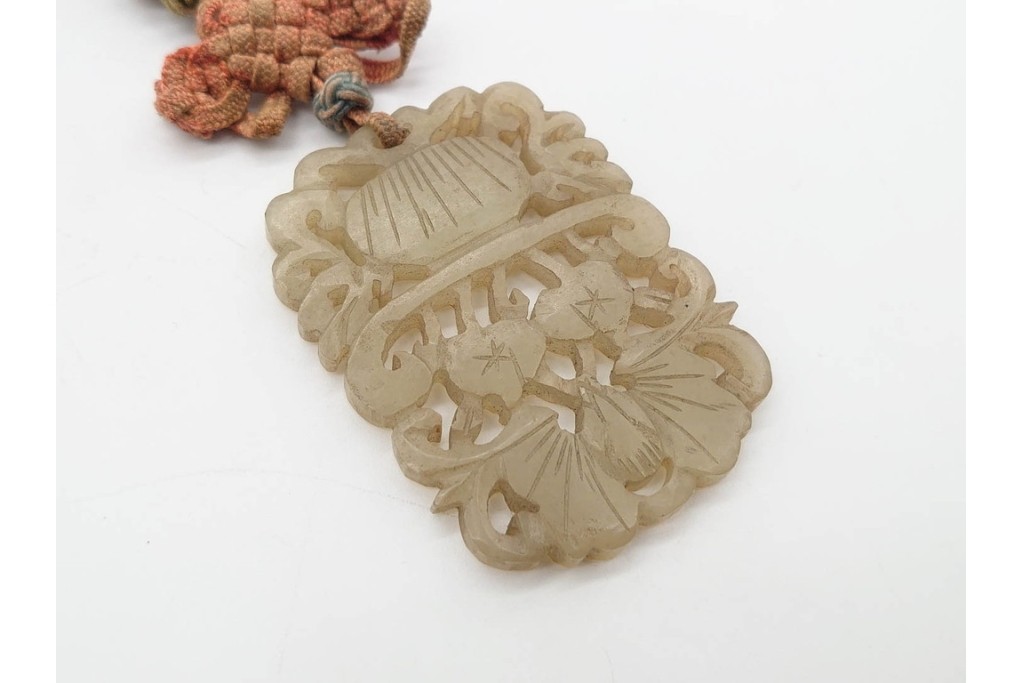 中国　古玩　花や龍といった繊細な彫刻が施された玉佩など古玉7点セット　(R-090995)