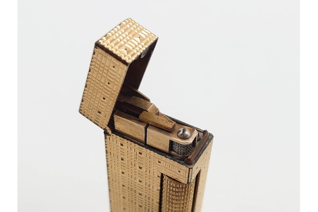 Cartier(カルティエ) 1点・dunhill(ダンヒル) 2点　ゴールドとシルバーの上品なガスライター3点セット　うち2点外箱付き　(R-090996)