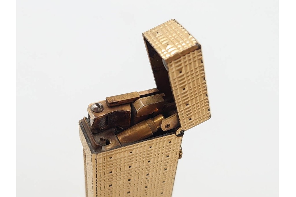 Cartier(カルティエ) 1点・dunhill(ダンヒル) 2点　ゴールドとシルバーの上品なガスライター3点セット　うち2点外箱付き　(R-090996)