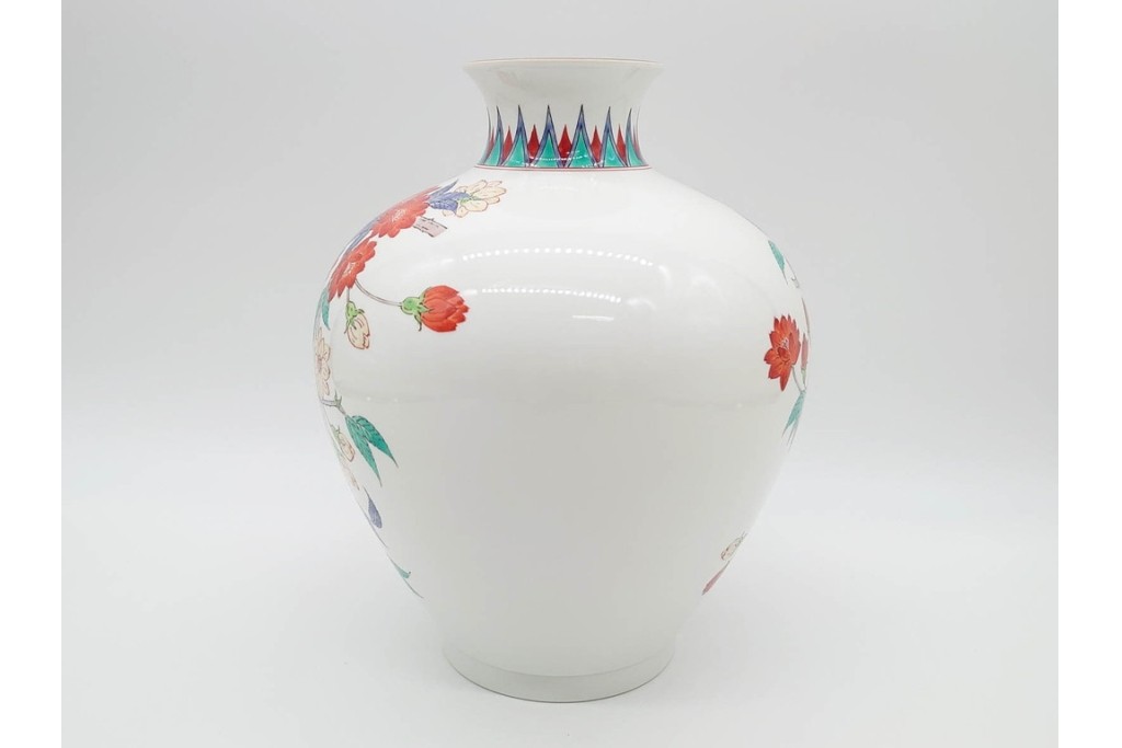 人間国宝　十四代 酒井田柿右衛門　本人作　濁手　高さ約26cm　上品な枝垂桜文の花瓶　共箱付き　(R-090999)