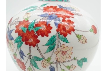 人間国宝　十四代 酒井田柿右衛門　本人作　濁手　高さ約26cm　上品な枝垂桜文の花瓶　共箱付き　(R-090999)