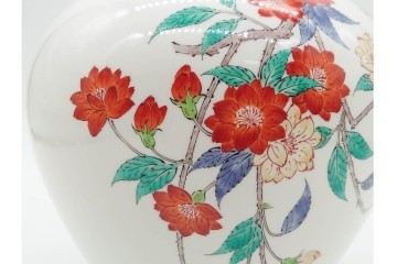 人間国宝　十四代 酒井田柿右衛門　本人作　濁手　高さ約26cm　上品な枝垂桜文の花瓶　共箱付き　(R-090999)