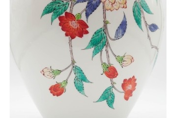 人間国宝　十四代 酒井田柿右衛門　本人作　濁手　高さ約26cm　上品な枝垂桜文の花瓶　共箱付き　(R-090999)