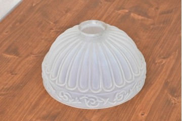 《引っ掛けシーリング式ペンダントライト加工費込み》　和製アンティーク　明治から大正期　陽刻　オパールガラスが上品なエンボス加工入りペンダントライト　(R-091002)