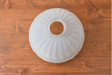 《引っ掛けシーリング式ペンダントライト加工費込み》　和製アンティーク　明治から大正期　陽刻　オパールガラスが上品なエンボス加工入りペンダントライト　(R-091002)
