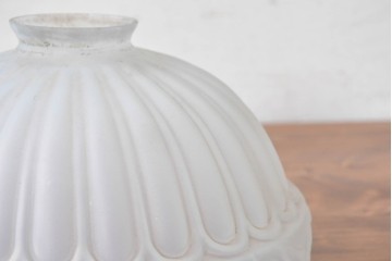《引っ掛けシーリング式ペンダントライト加工費込み》　和製アンティーク　明治から大正期　陽刻　オパールガラスが上品なエンボス加工入りペンダントライト　(R-091002)