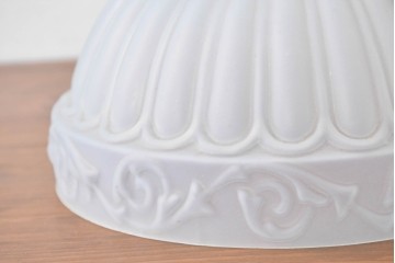 《引っ掛けシーリング式ペンダントライト加工費込み》　和製アンティーク　明治から大正期　陽刻　オパールガラスが上品なエンボス加工入りペンダントライト　(R-091002)