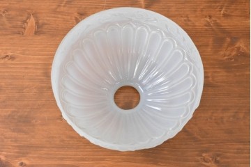 《引っ掛けシーリング式ペンダントライト加工費込み》　和製アンティーク　明治から大正期　陽刻　オパールガラスが上品なエンボス加工入りペンダントライト　(R-091002)