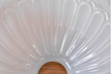 《引っ掛けシーリング式ペンダントライト加工費込み》　和製アンティーク　明治から大正期　陽刻　オパールガラスが上品なエンボス加工入りペンダントライト　(R-091002)