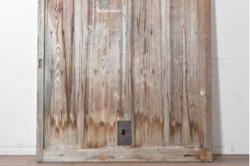 アンティーク建具　明治から大正期　杉材　縦板の木目を活かした重厚な佇まいの蔵戸1枚　(R-091006)