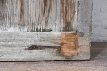 アンティーク建具　明治から大正期　杉材　縦板の木目を活かした重厚な佇まいの蔵戸1枚　(R-091006)