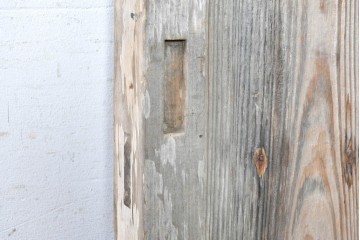 アンティーク建具　明治から大正期　杉材　縦板の木目を活かした重厚な佇まいの蔵戸1枚　(R-091006)