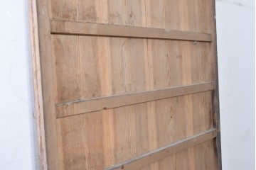 アンティーク建具　明治から大正期　杉材　縦板の木目を活かした重厚な佇まいの蔵戸1枚　(R-091006)