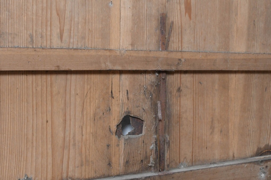 アンティーク建具　明治から大正期　杉材　縦板の木目を活かした重厚な佇まいの蔵戸1枚　(R-091006)