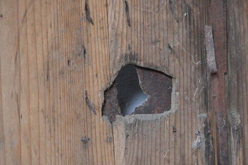 アンティーク建具　明治から大正期　杉材　縦板の木目を活かした重厚な佇まいの蔵戸1枚　(R-091006)