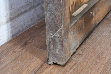 アンティーク建具　明治から大正期　杉材　縦板の木目を活かした重厚な佇まいの蔵戸1枚　(R-091006)