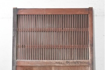 アンティーク建具　明治から大正期　欅(ケヤキ)材　細やかな縦格子と大ぶりの鍵座金具が印象的な蔵戸1枚　(R-091007)