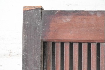 アンティーク建具　明治から大正期　欅(ケヤキ)材　細やかな縦格子と大ぶりの鍵座金具が印象的な蔵戸1枚　(R-091007)