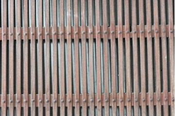 アンティーク建具　明治から大正期　欅(ケヤキ)材　細やかな縦格子と大ぶりの鍵座金具が印象的な蔵戸1枚　(R-091007)