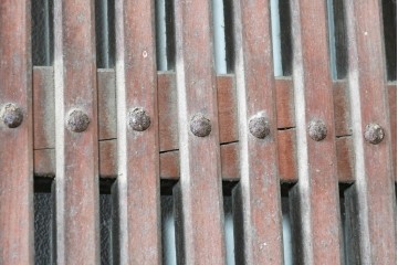 アンティーク建具　明治から大正期　欅(ケヤキ)材　細やかな縦格子と大ぶりの鍵座金具が印象的な蔵戸1枚　(R-091007)