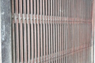 アンティーク建具　明治から大正期　欅(ケヤキ)材　細やかな縦格子と大ぶりの鍵座金具が印象的な蔵戸1枚　(R-091007)