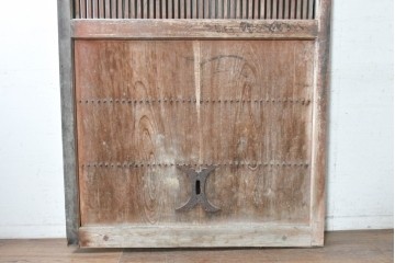 アンティーク建具　明治から大正期　欅(ケヤキ)材　細やかな縦格子と大ぶりの鍵座金具が印象的な蔵戸1枚　(R-091007)