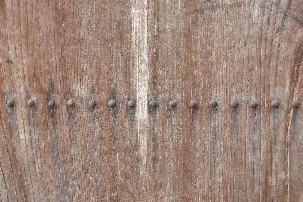 アンティーク建具　明治から大正期　欅(ケヤキ)材　細やかな縦格子と大ぶりの鍵座金具が印象的な蔵戸1枚　(R-091007)
