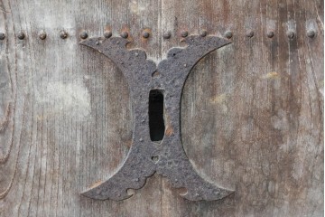 アンティーク建具　明治から大正期　欅(ケヤキ)材　細やかな縦格子と大ぶりの鍵座金具が印象的な蔵戸1枚　(R-091007)