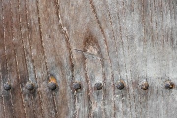 アンティーク建具　明治から大正期　欅(ケヤキ)材　細やかな縦格子と大ぶりの鍵座金具が印象的な蔵戸1枚　(R-091007)