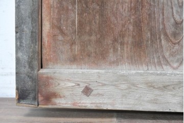 アンティーク建具　明治から大正期　欅(ケヤキ)材　細やかな縦格子と大ぶりの鍵座金具が印象的な蔵戸1枚　(R-091007)