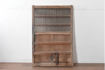 アンティーク建具　明治から大正期　欅(ケヤキ)材　細やかな縦格子と大ぶりの鍵座金具が印象的な蔵戸1枚　(R-091007)