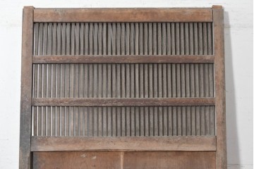 アンティーク建具　明治から大正期　欅(ケヤキ)材　細やかな縦格子と大ぶりの鍵座金具が印象的な蔵戸1枚　(R-091007)