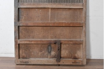 アンティーク建具　明治から大正期　欅(ケヤキ)材　細やかな縦格子と大ぶりの鍵座金具が印象的な蔵戸1枚　(R-091007)