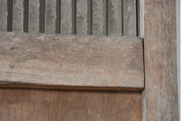 アンティーク建具　明治から大正期　欅(ケヤキ)材　細やかな縦格子と大ぶりの鍵座金具が印象的な蔵戸1枚　(R-091007)